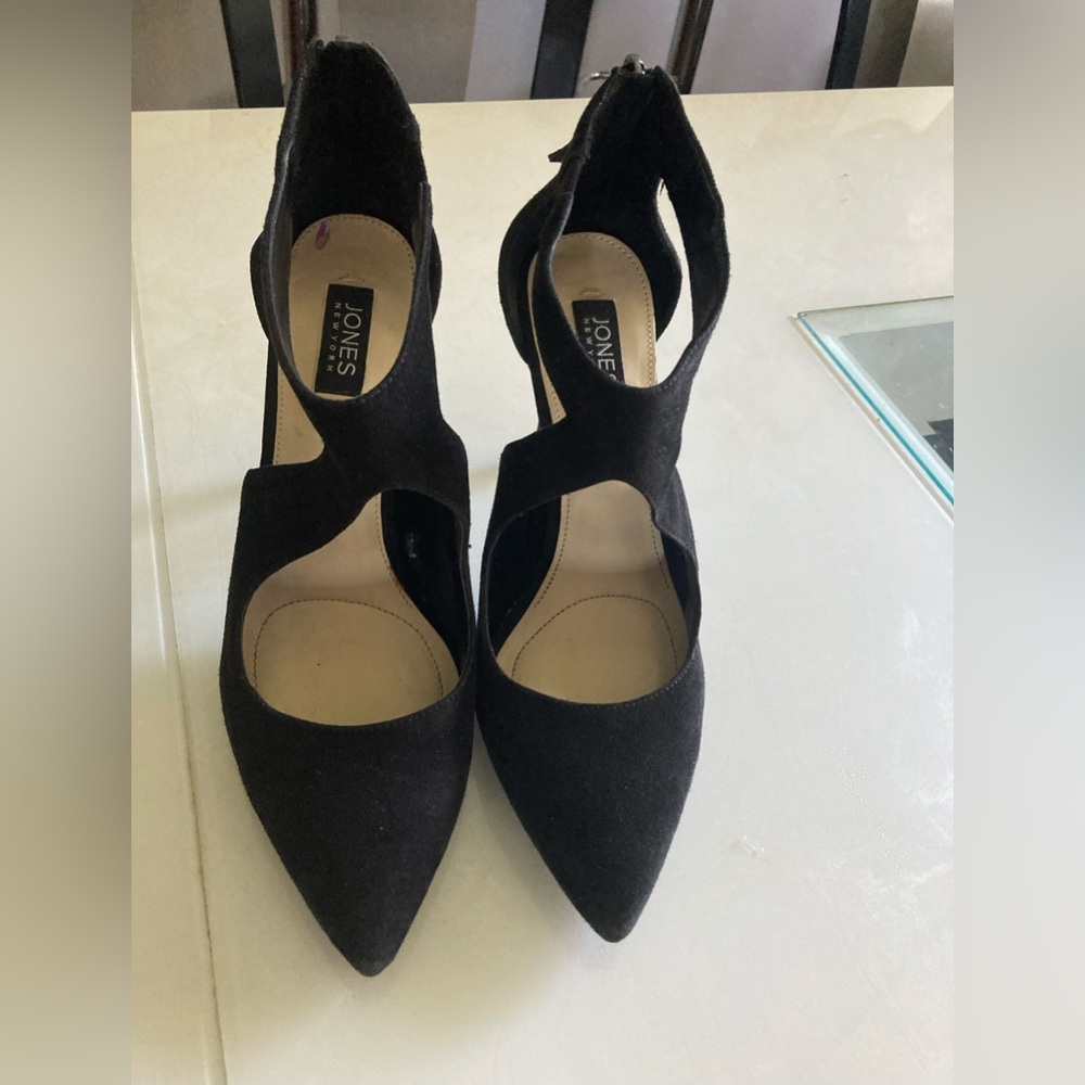 Black pumps